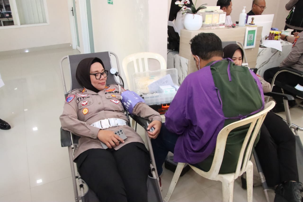 Sambut HUT ke-77, Polwan Polres Sumenep Donor Darah