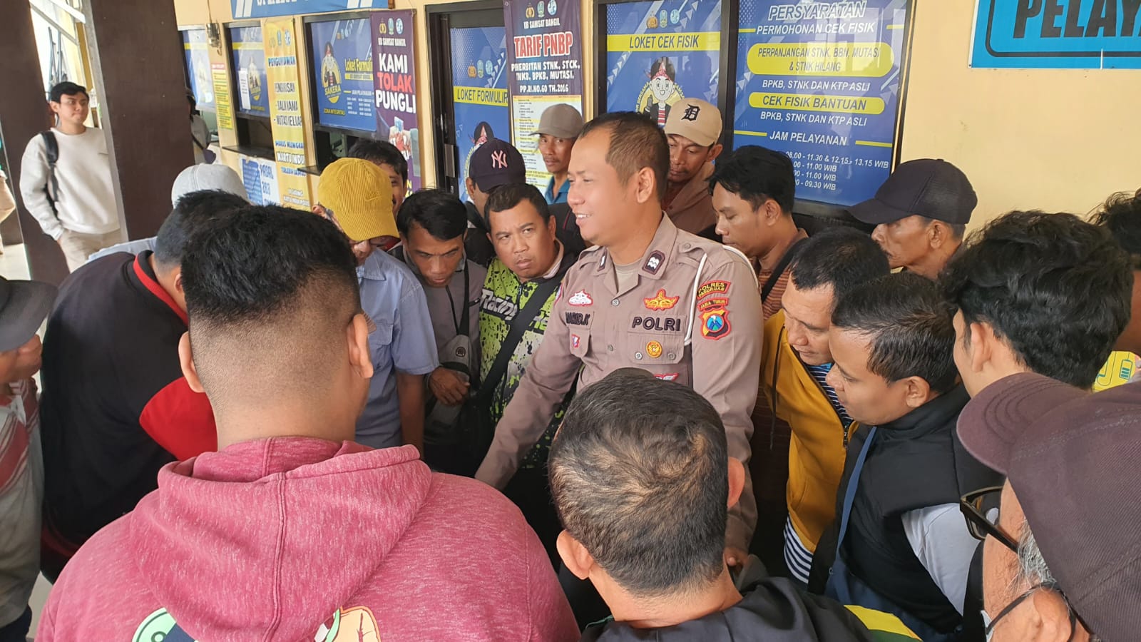 Samsat Bangil Rutin Beri Edukasi Pajak ke Masyarakat Sebelum Pelayanan Dimulai.