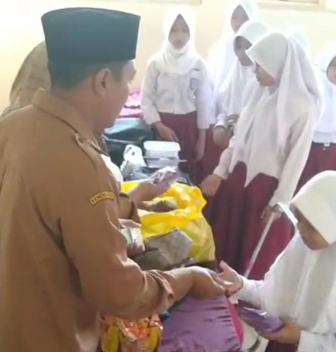 SDN Legung Barat Sumenep Bagi-Bagi Berkah kepada Murid
