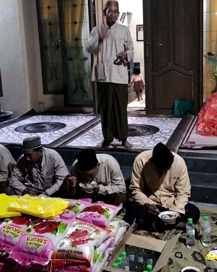 Sejahterakan Jama'ah Manaqib Cabang Hendrosari, H Solehkan Korlap Berikan Santunan Sambako