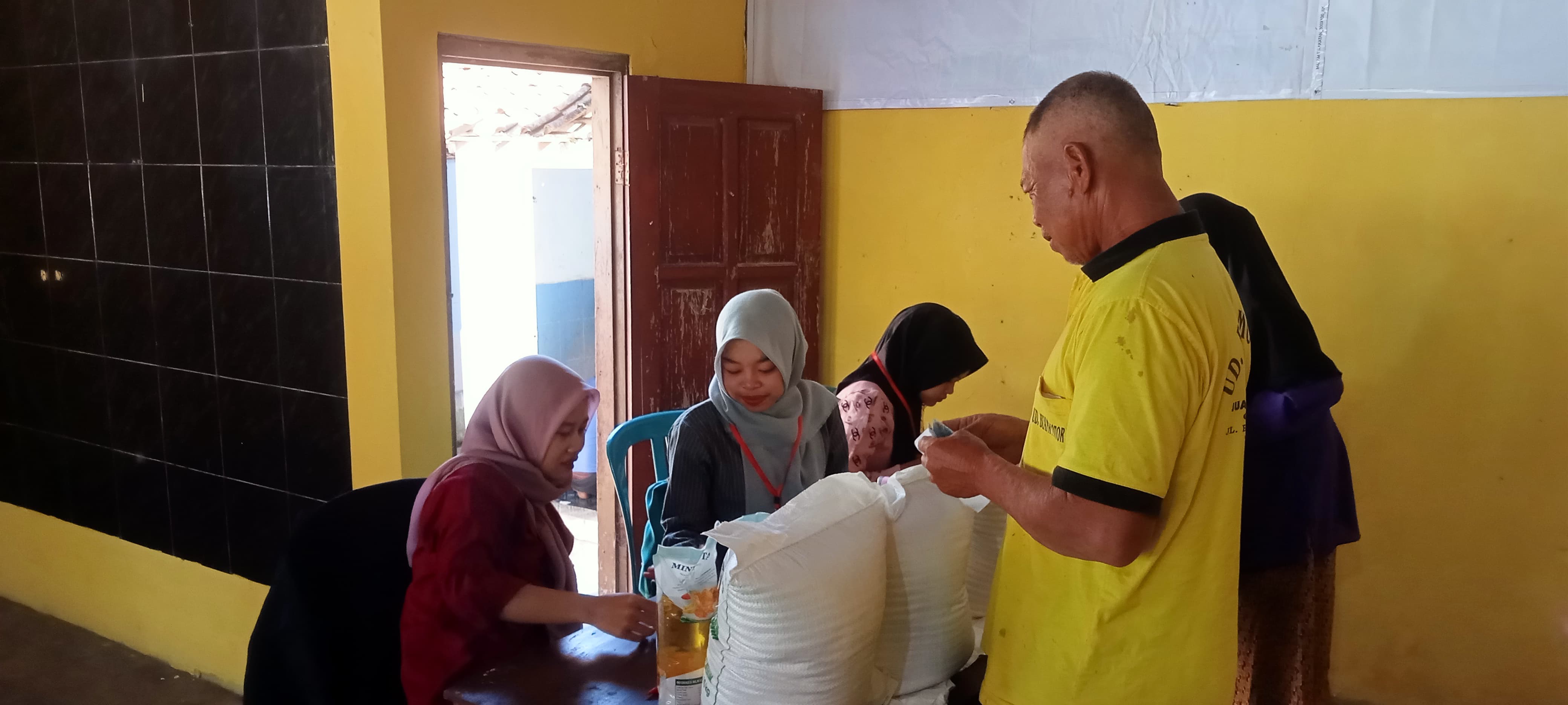 Sejumlah 535 Warga Desa Soco Menerima Bantuan Beras Dan Minyak Dari Pemerintah