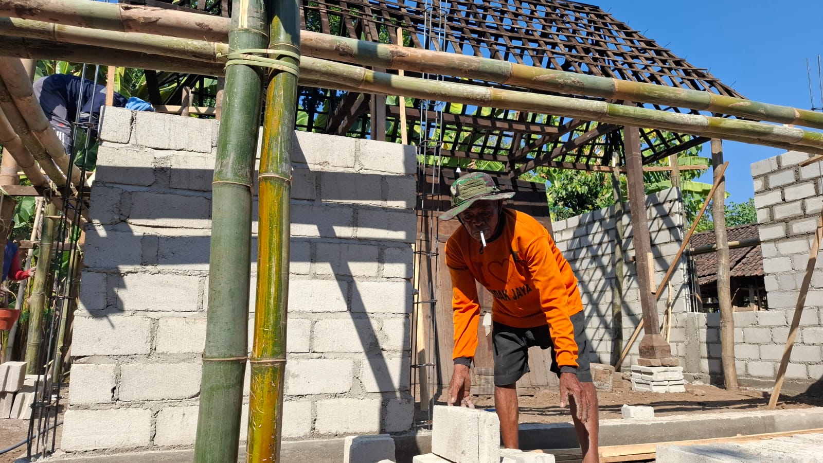 Semangat Tanpa Lelah, Kakek 72 Tahun, Tak Pernah Absen Dalam Karya Bhakti Rehab RTLH TMMD Ke-129
