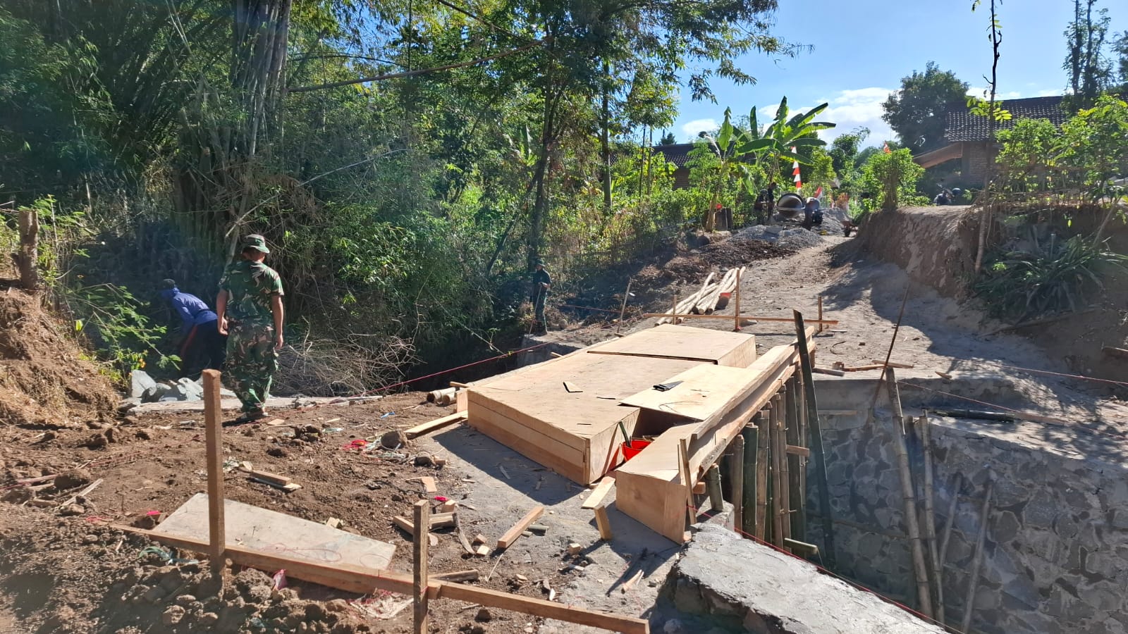 Semangat Warga Masyarakat Dalam Karya Bhakti TMMD 129, Jembatan Jadi Akses Menuju Persawahan Warga