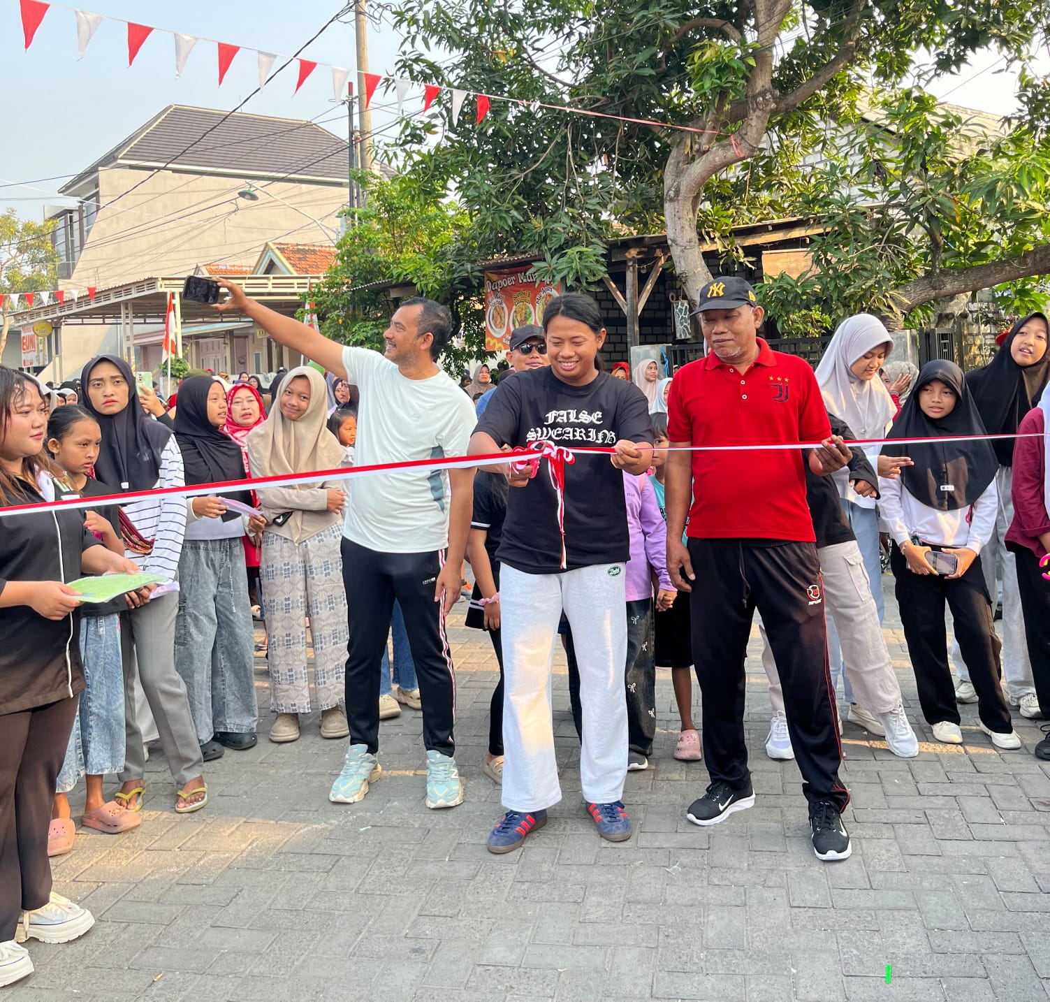 Semarak Kemerdekaan, Warga RT 7 Hendrosari Bersama Karang Taruna Gelar Panggung Hiburan
