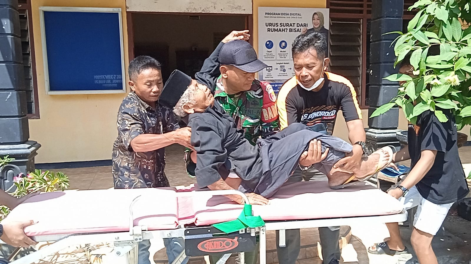 Sigap !! Anggota Babinsa TMMD Ke-129  Berikan Pertolongan Kepada Warga Yang Sakit