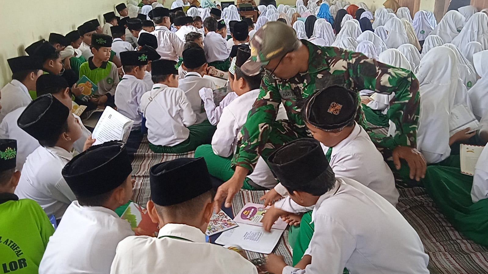 Sinergi Satgas TMMD Dan Perpustakaan Kearsipan Kabupaten Ponorogo, Perpustakaan Keliling Diserbu Siswa