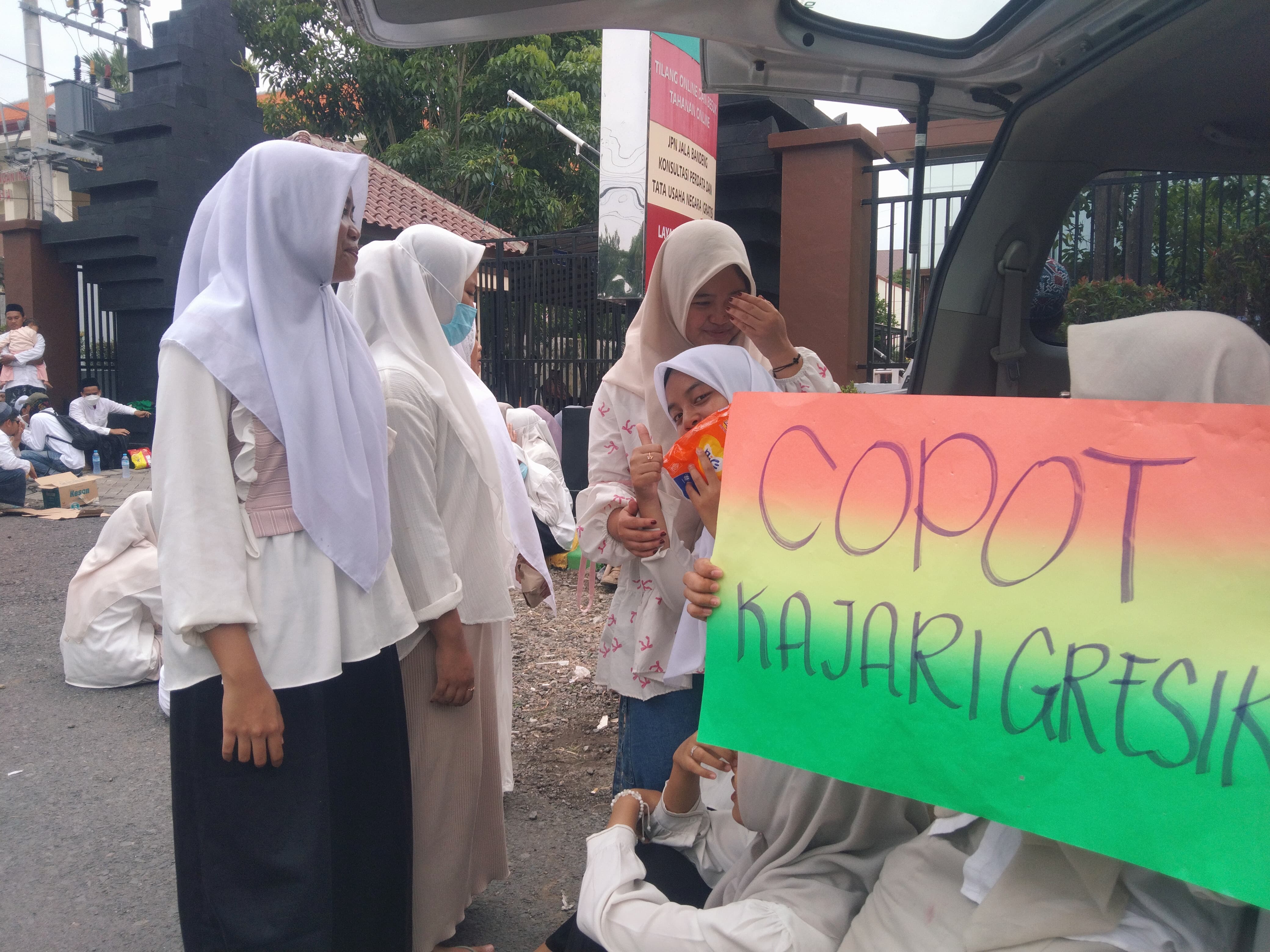 Tak Terima Kiyainya Ditahan, Ratusan Santri Dan Ustadzah Geruduk Kantor Kejaksaan