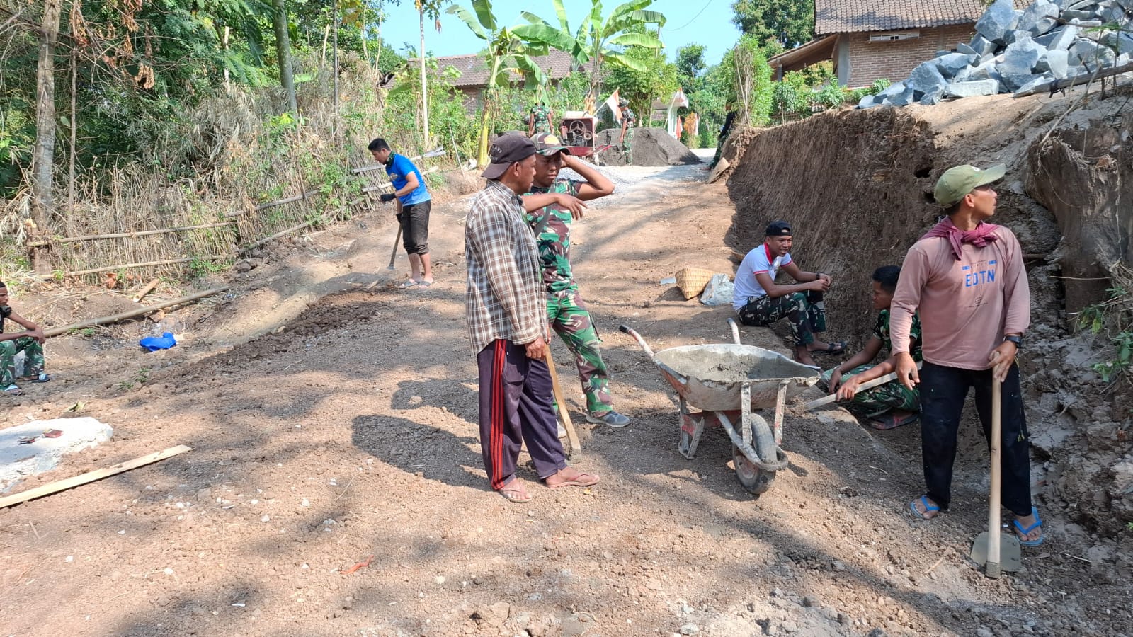 Tepat Sasaran Pembangunan Talud Dan Jembatan Satgas TMMD Ke-129 Jadi Kebutuhan Dasar Masyarakat