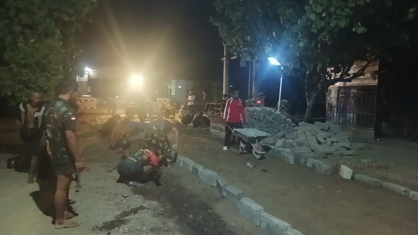 Tidak Kenal Waktu, Siang Malam TNI dan Masyarakat Kerjakan Sasaran TMMD-129