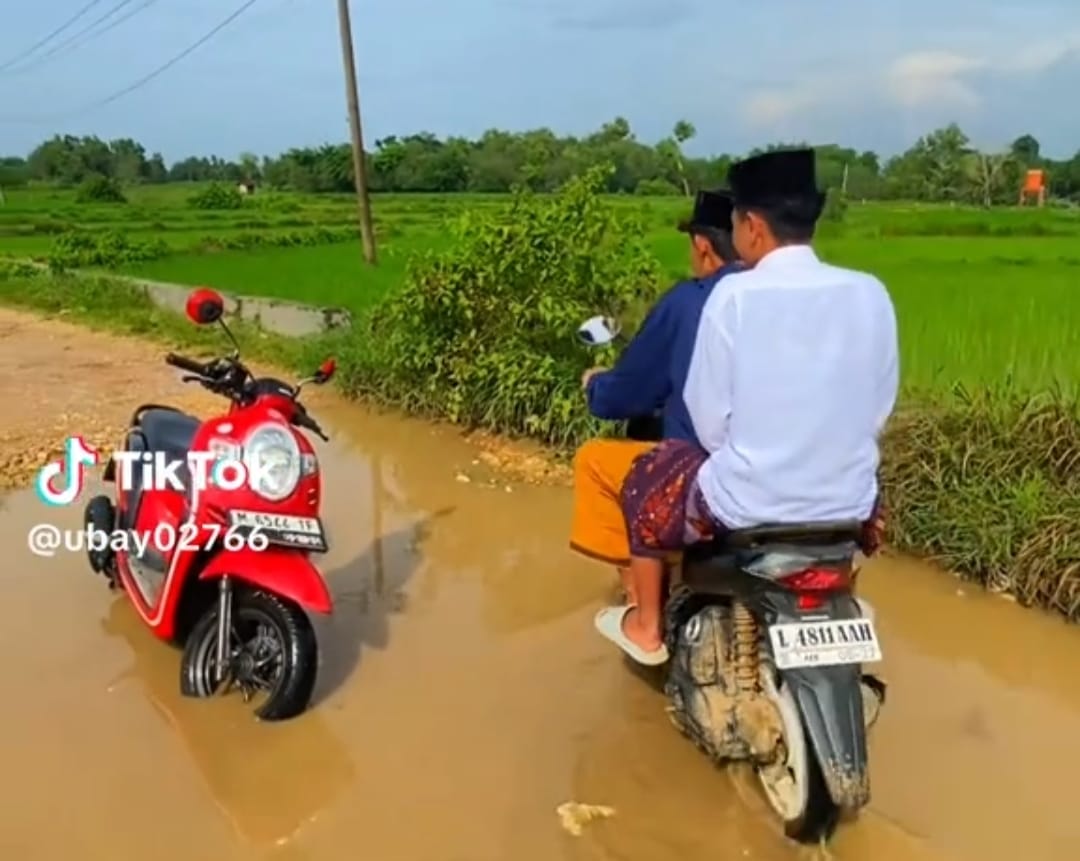 Viral di TikTok! Warga Manding Sumenep Keluhkan Jalan Rusak Parah, Pemerintah Diminta Turun Tangan