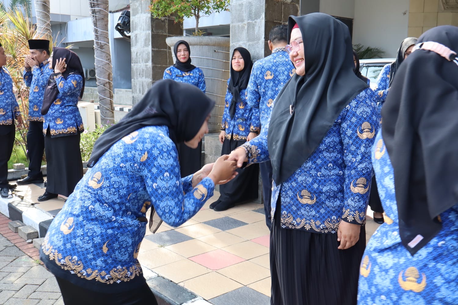 Wakil Bupati Gresik, Aminatun Habibah, Pamitan dengan ASN dalam Apel Pagi yang Haru