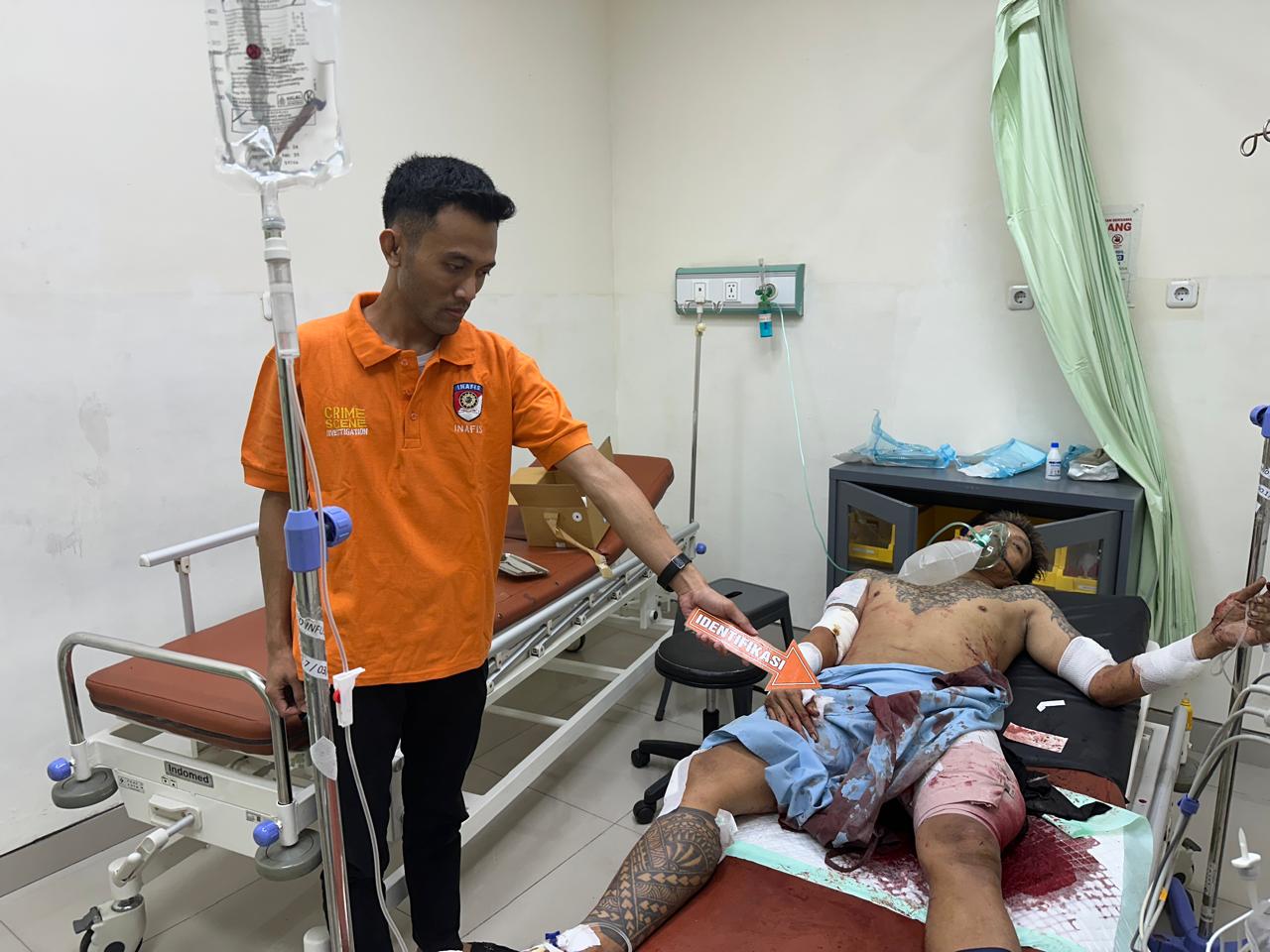 Warga Hulaan Dibacok Membabi Buta Oleh OTK Hingga Terkapar, Polisi Buru Pelaku