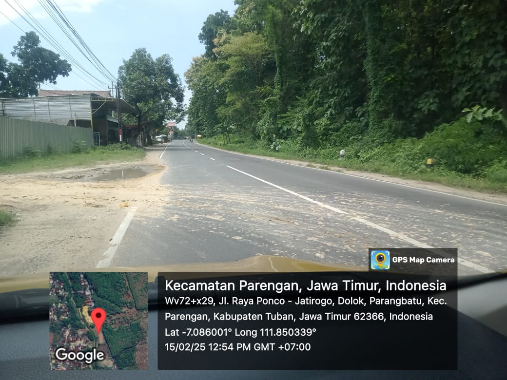 Warga Keluhkan Ceceran Pasir Silika di Jalan Raya, Berpotensi Bahayakan Pengguna Jalan
