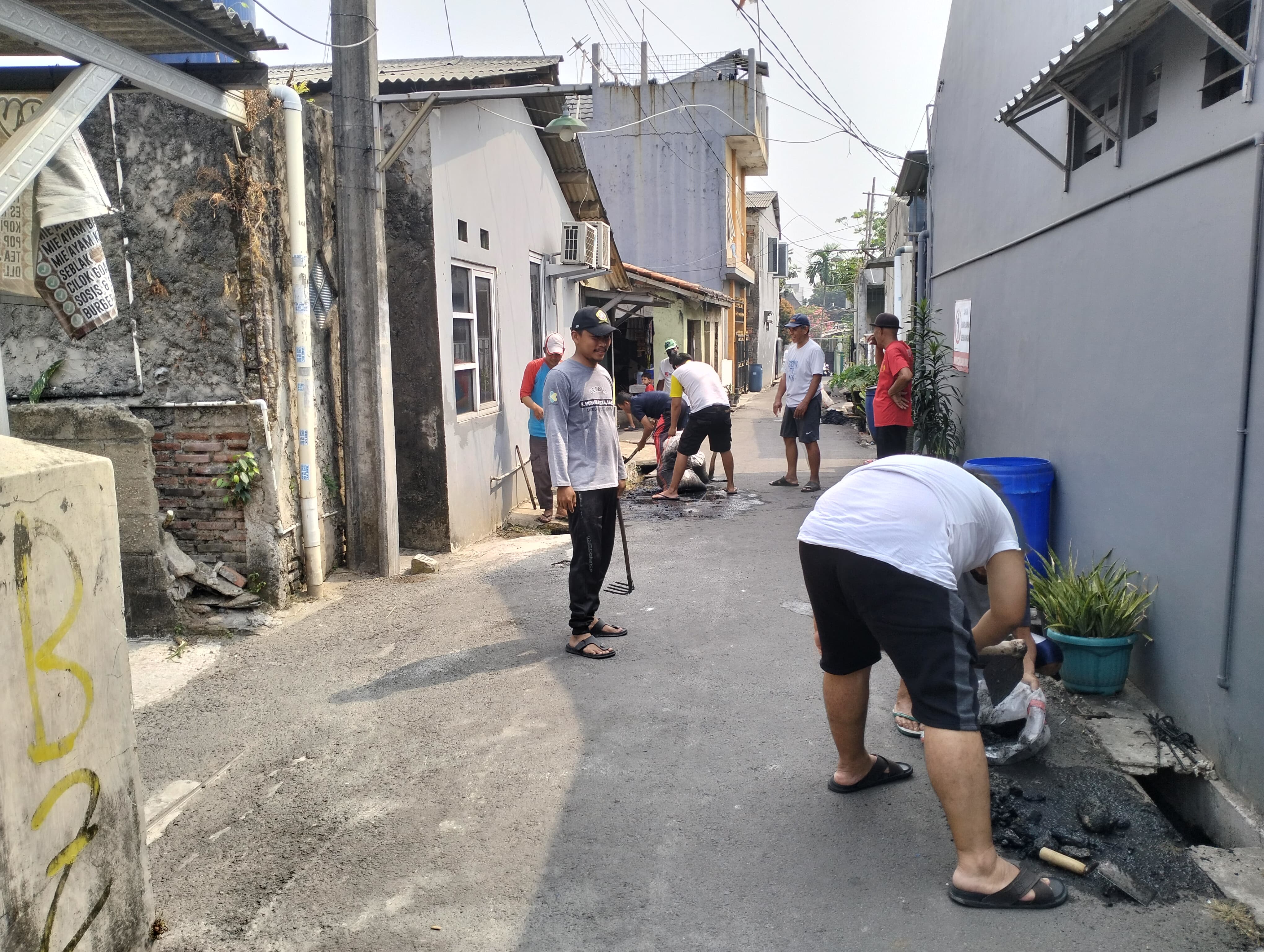 Warga RT 05 RW 015 Kelapa Dua Beda Banget  Giat  Gotong Royong