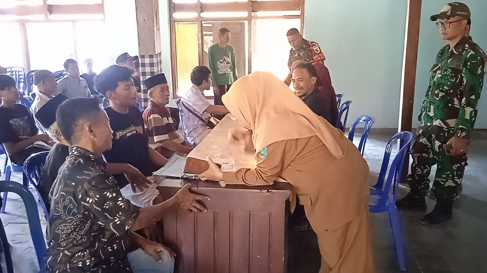Warga Terbantu Proses Administrasi Kependudukan, Sinergi Pemerintah Daerah Bersama Satgas TMMD Ke-129 Kodim 0802/Ponorogo