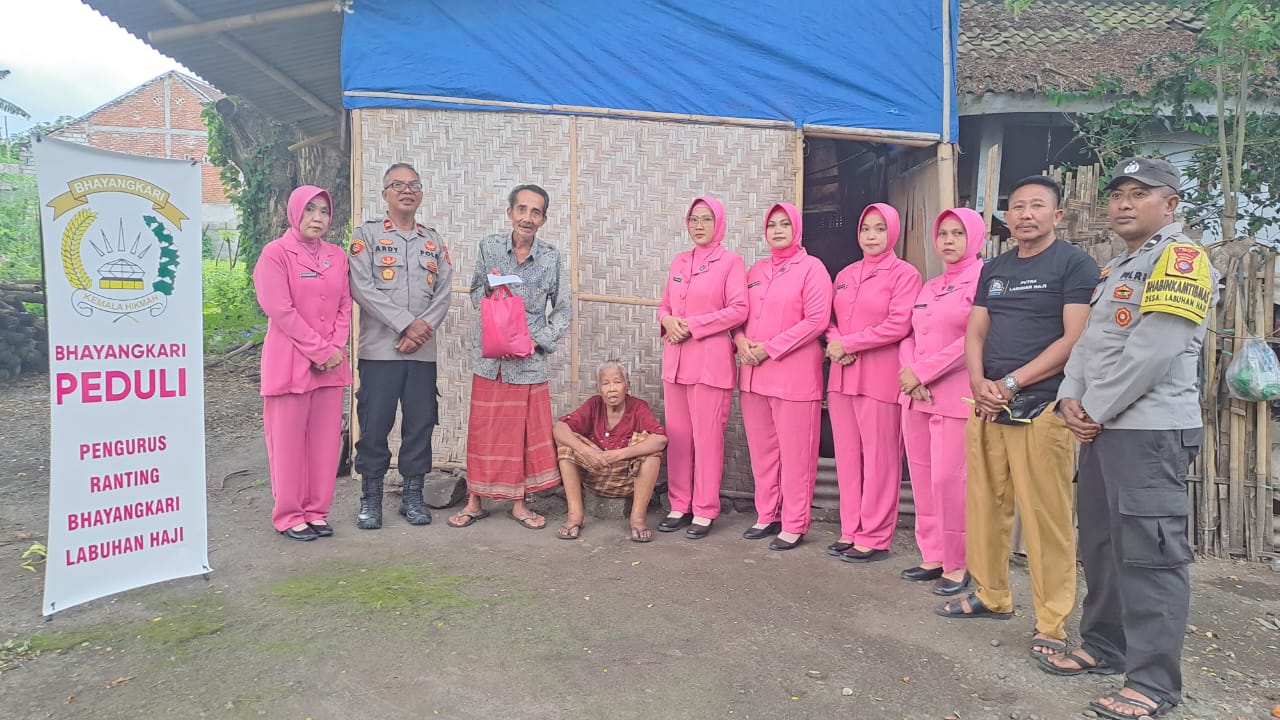 Wujudkan Kepedulian Terhadap Sesama, Bayangkari Ranting Polsek Labuhan Haji Bagikan Sembako